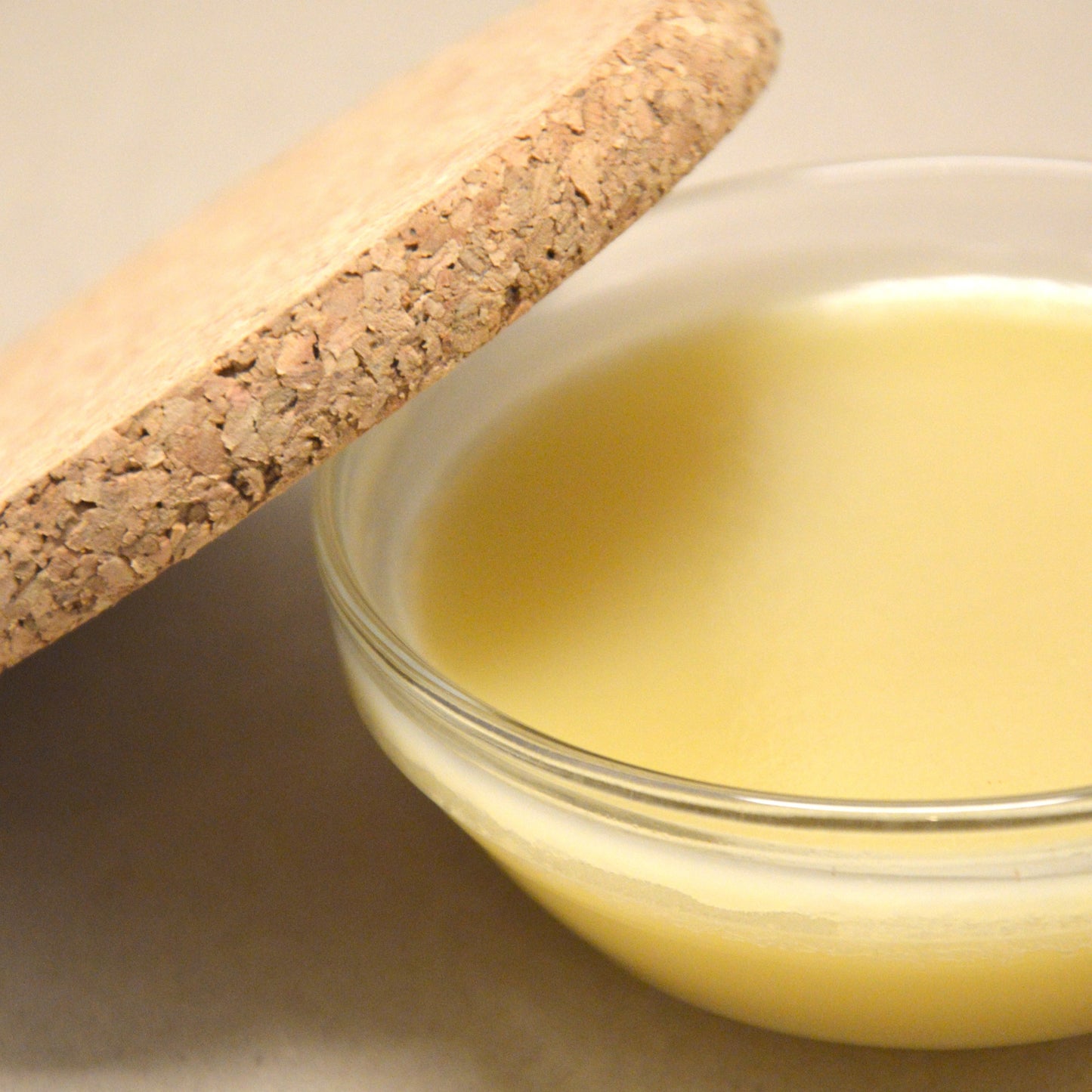 Massagebalsam im Korkglas