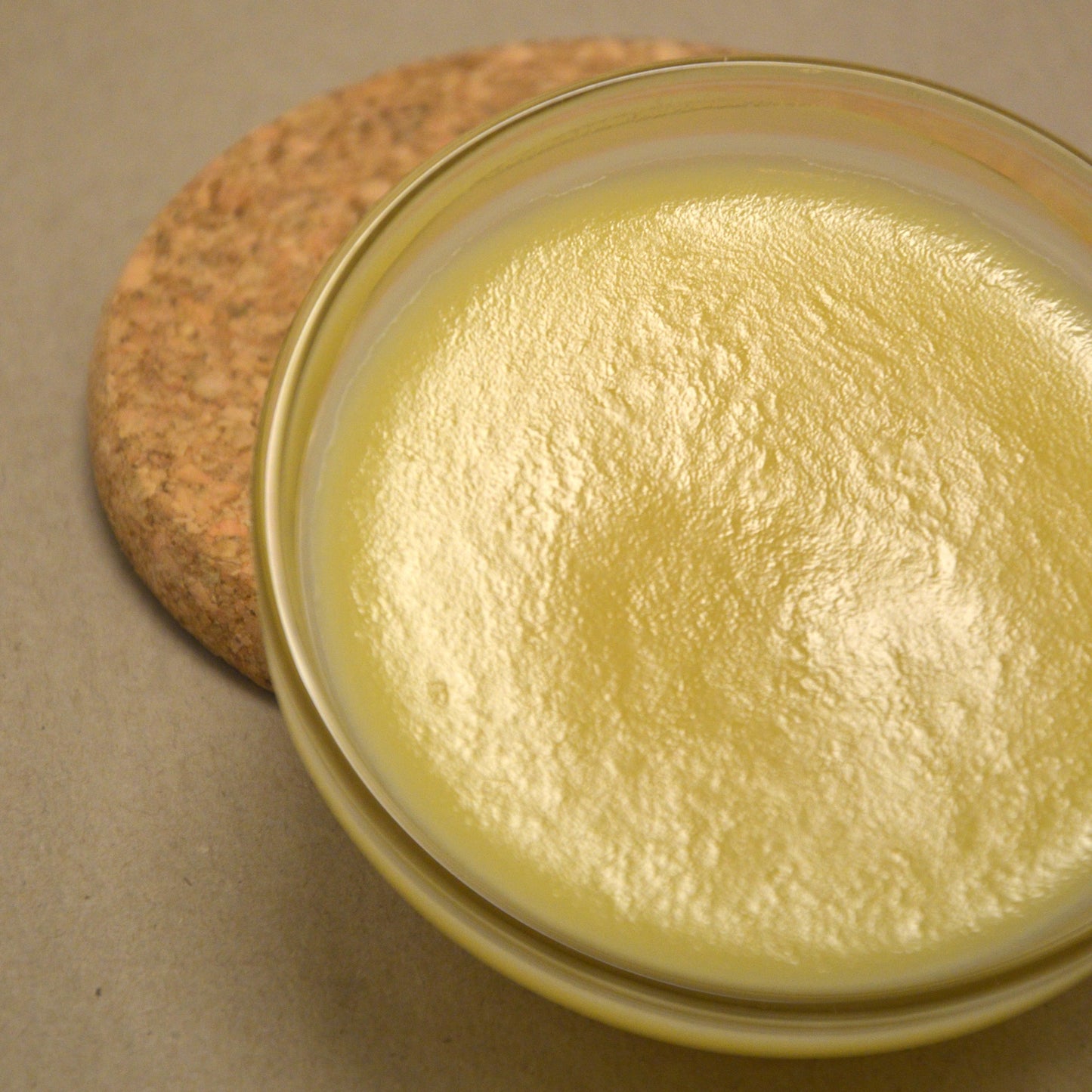 Massagebalsam im Korkglas